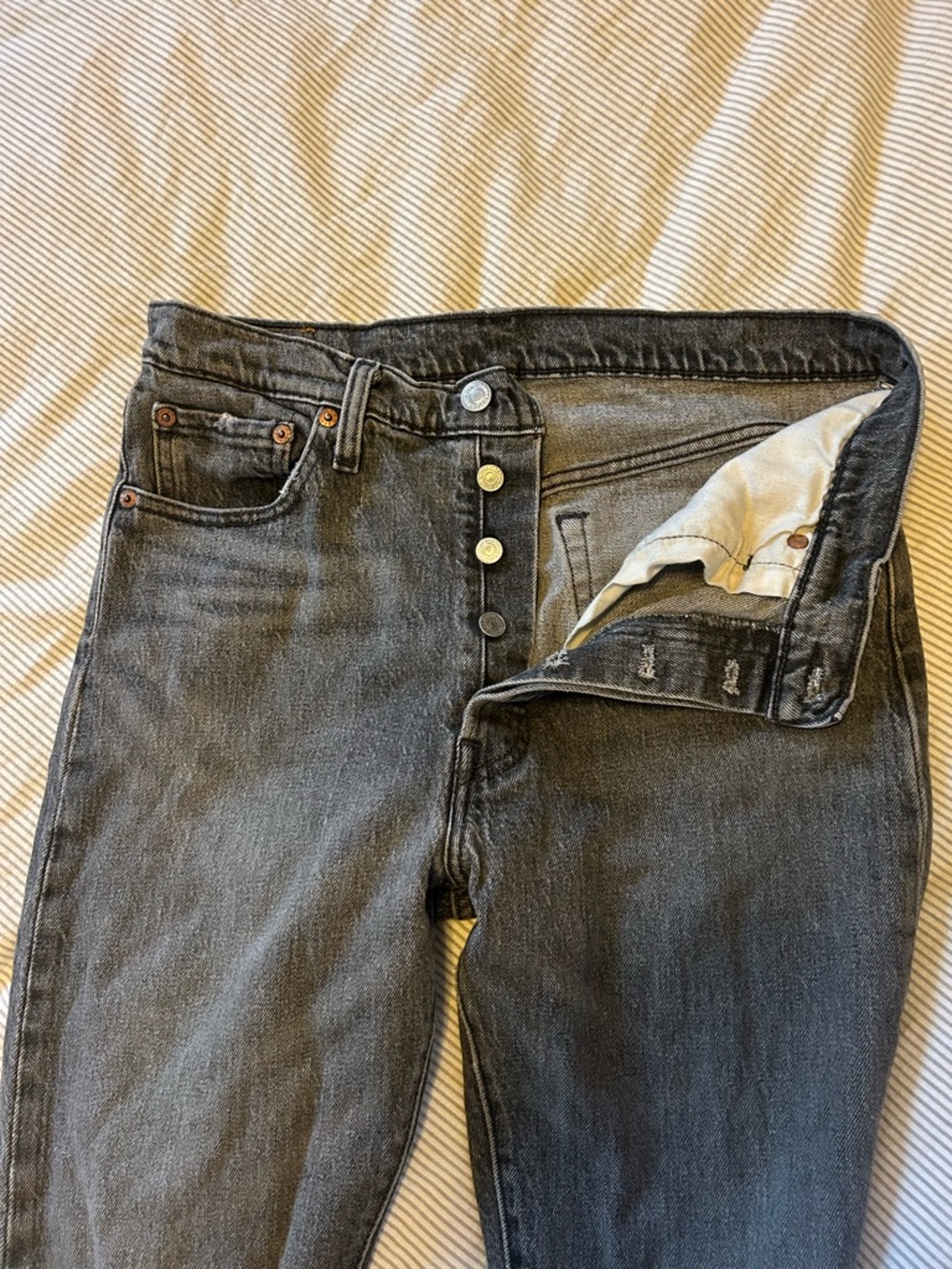 Classic 501 Levi's High-Rise Women's Skinny Jeans in Washed Gray